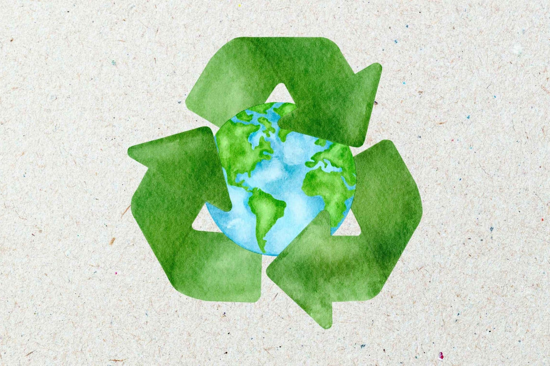 Recycling-Symbol auf Graspapierhintergrund mit einer Weltkugel